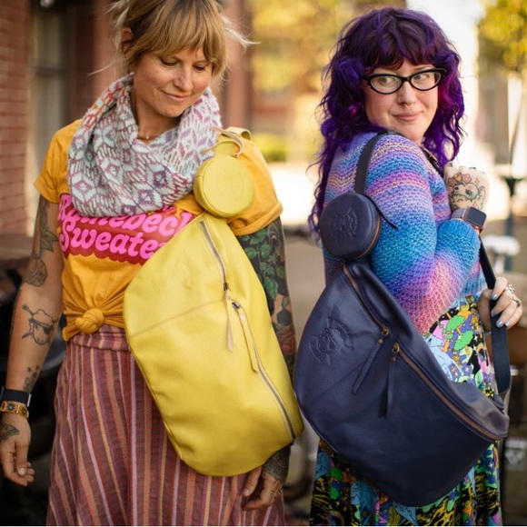 Joji & Co and Spincycle Yarns knitting bestie brown leather Fanny pack - Picture 6 of 9